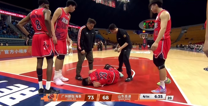 Kaiyun Sports-😭不要啊!郭艾伦反击对抗后 抱着左膝痛苦倒地 被担架车送出场