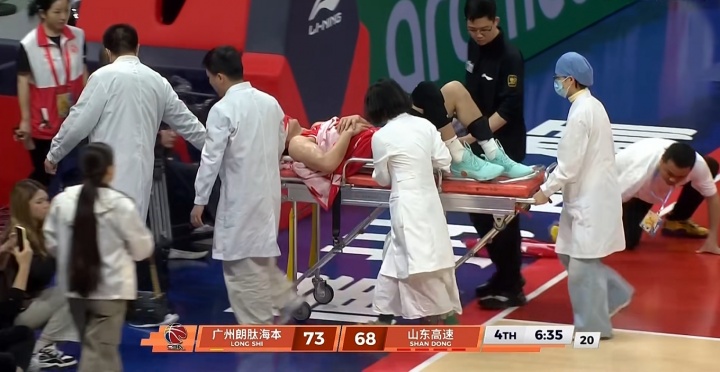 Kaiyun Sports-😭不要啊!郭艾伦反击对抗后 抱着左膝痛苦倒地 被担架车送出场